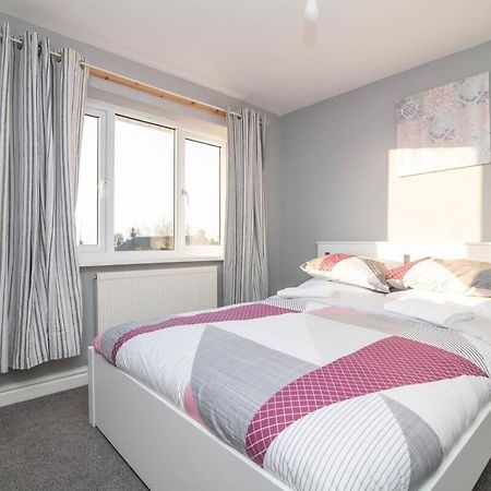 Spacious Two Bed House With Parking And Garden Dudley Exterior photo