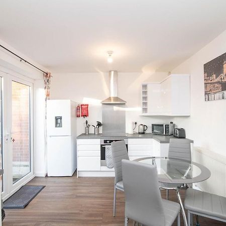 Spacious Two Bed House With Parking And Garden Dudley Exterior photo