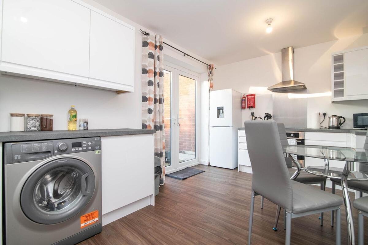 Spacious Two Bed House With Parking And Garden Dudley Exterior photo
