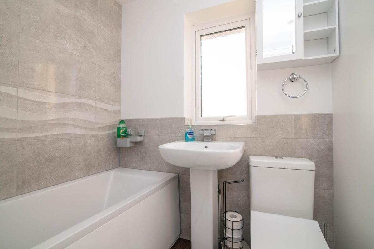 Spacious Two Bed House With Parking And Garden Dudley Exterior photo