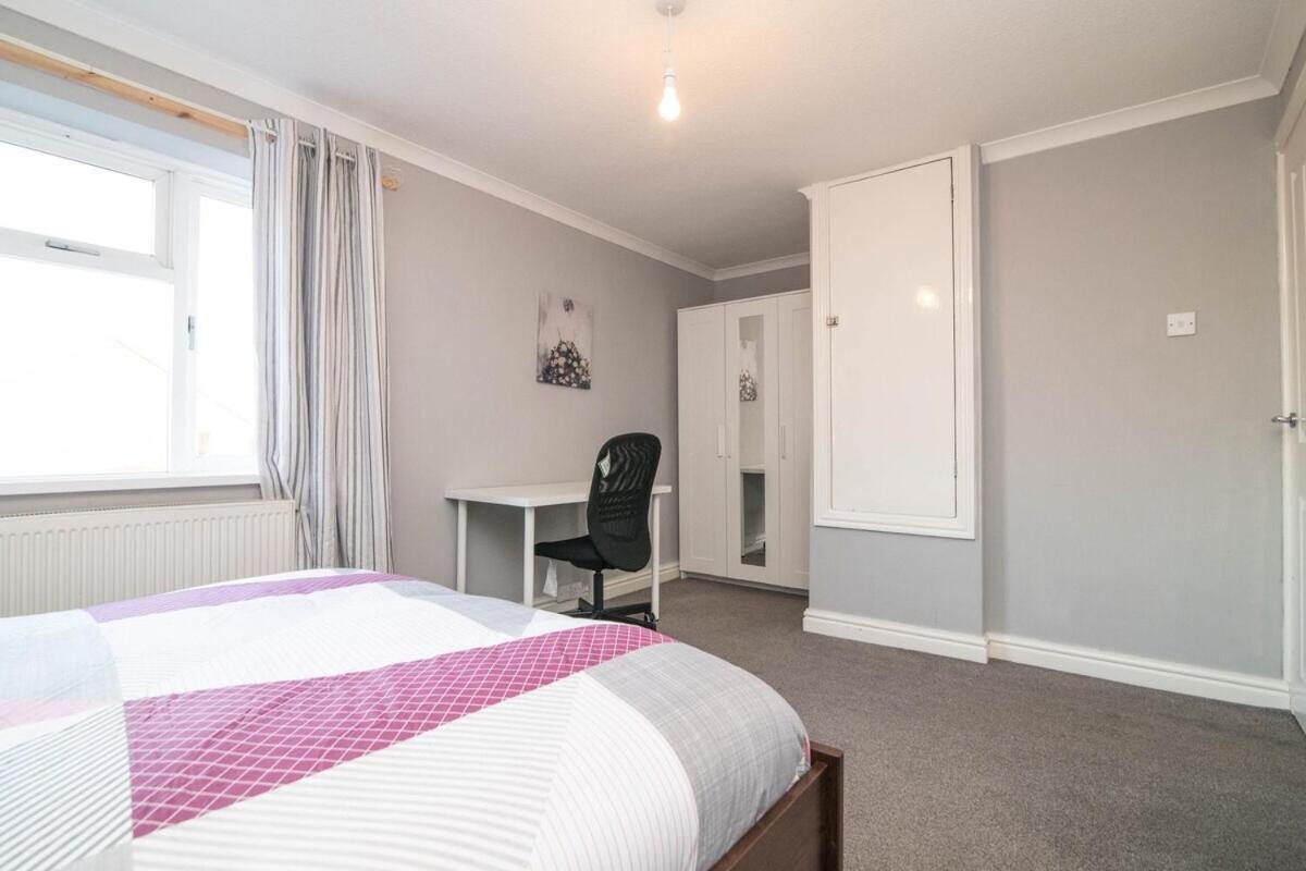 Spacious Two Bed House With Parking And Garden Dudley Exterior photo