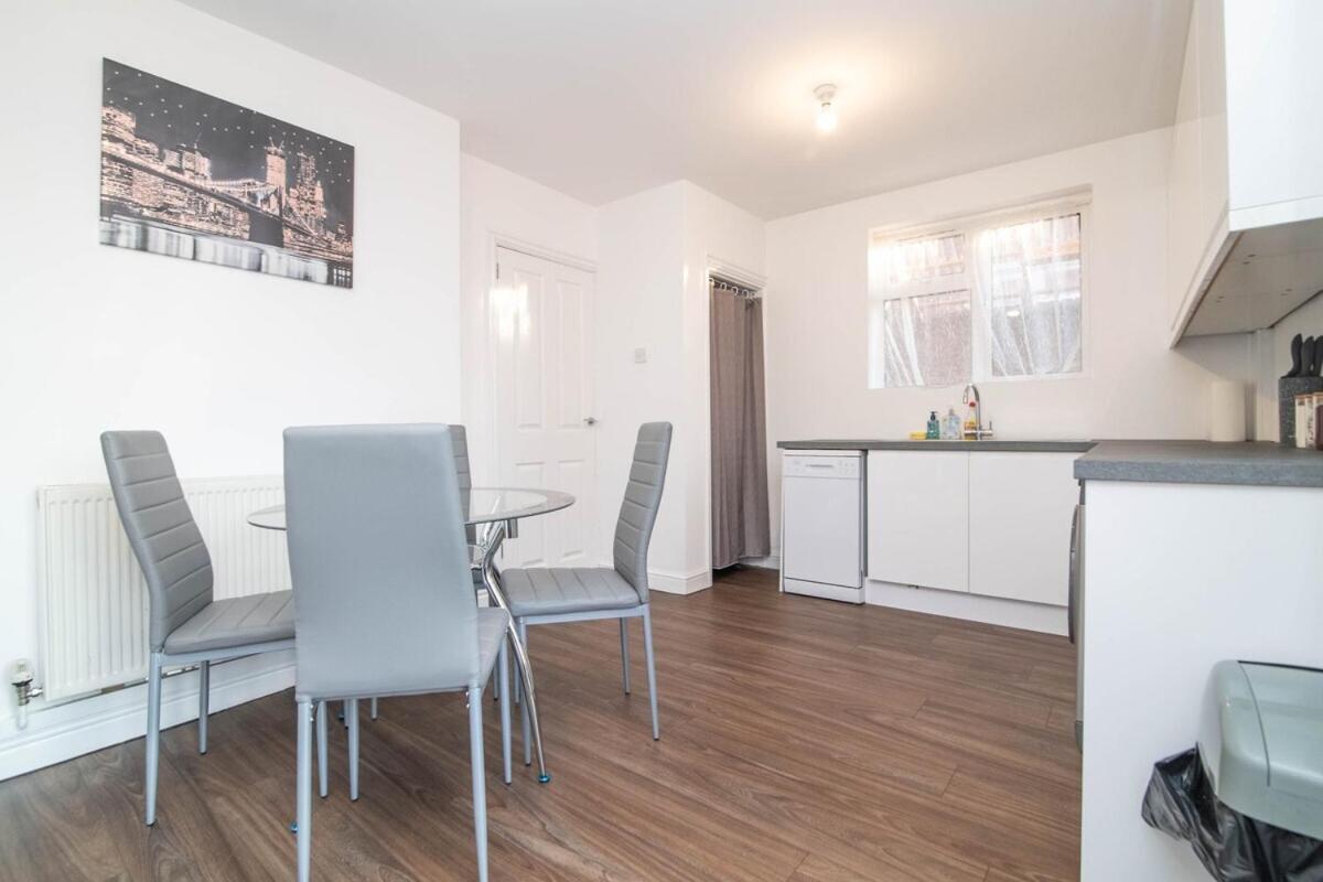 Spacious Two Bed House With Parking And Garden Dudley Exterior photo