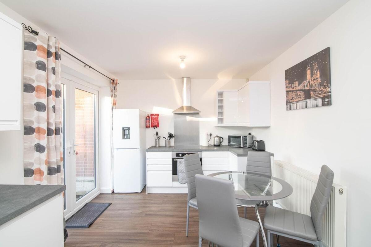 Spacious Two Bed House With Parking And Garden Dudley Exterior photo