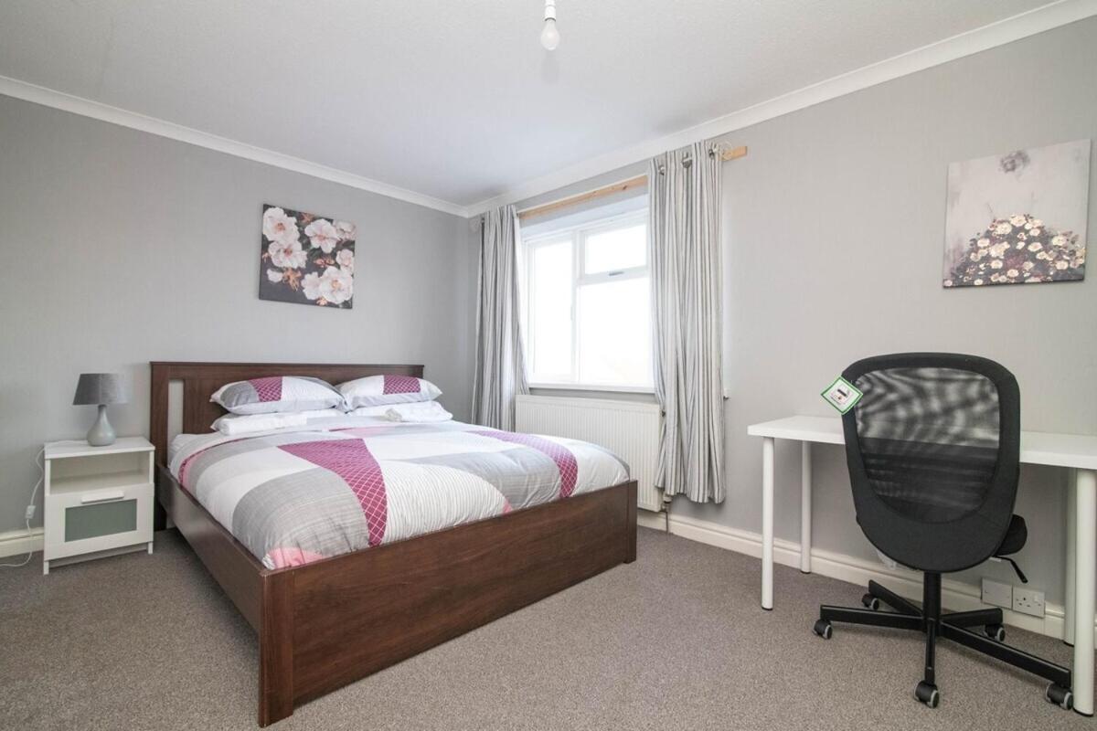 Spacious Two Bed House With Parking And Garden Dudley Exterior photo
