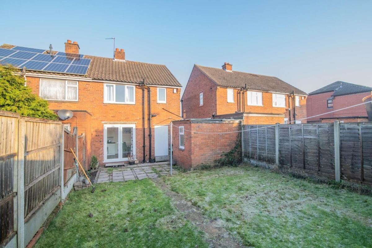 Spacious Two Bed House With Parking And Garden Dudley Exterior photo